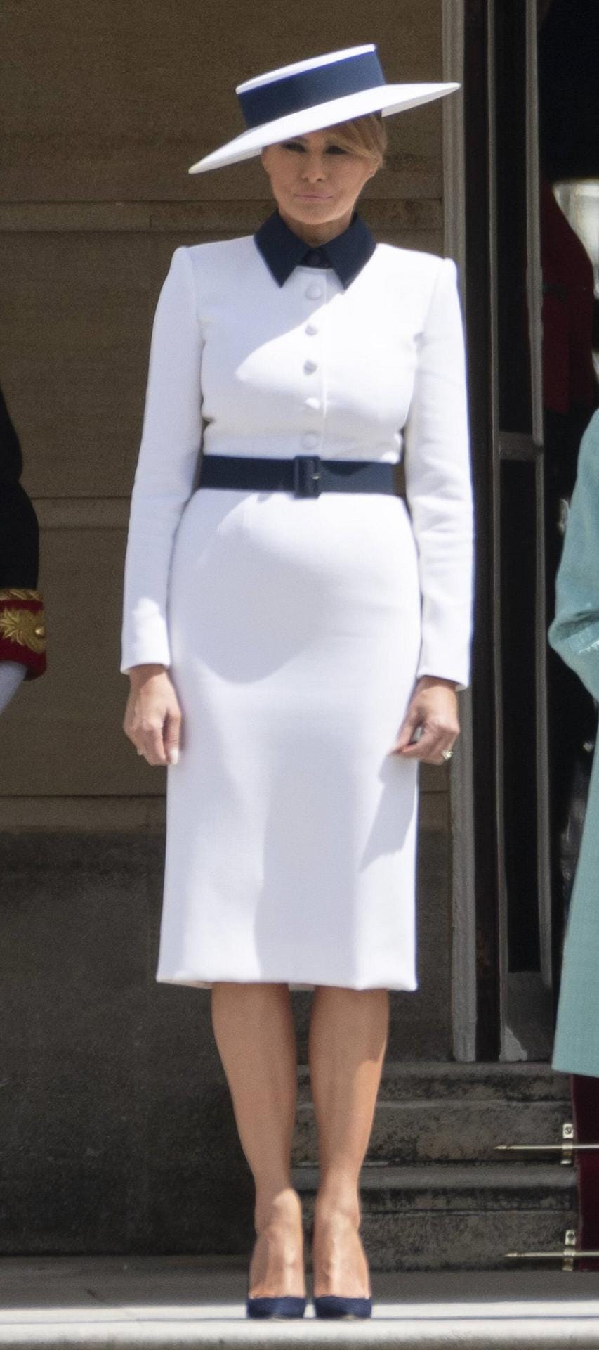 Die 49-Jährige beim Empfang vor dem Buckingham Palast: Melania trägt ein weißes Kleid mit Gürtel von Dolce & Gabbana. Der Hut ist übrigens nicht weniger royal von Hervé Pierre. Übrigens auch Lady Diana trug bereits diesen Look Ende der 1980er Jahre.