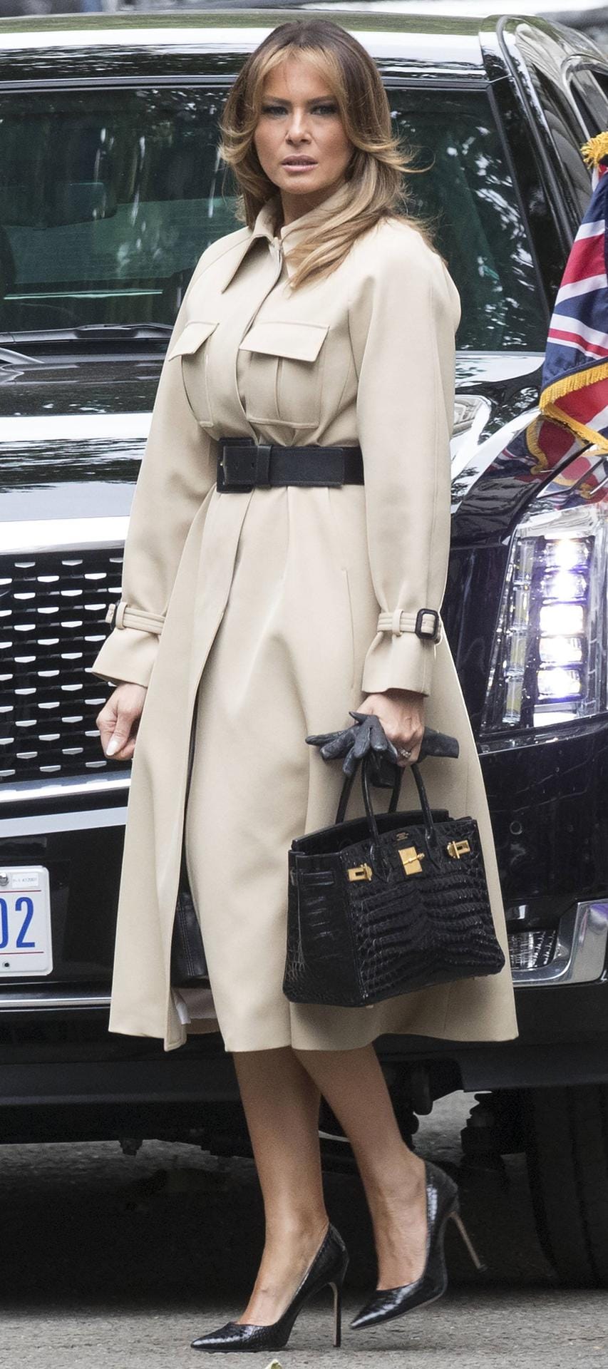 Melania Trump vor dem Treffen mit Theresa May: Die Präsidenten-Gattin zeigt sich in einem Mantelkleid in beige von Celine. Auch Herzogin Kate ist ein Fan der Modefirma. In ihrer Hand trägt sie übrigens eine schwarze Tasche von Hermès.