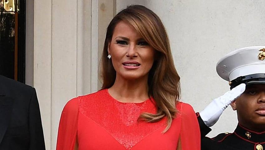 Melania diesmal in knalliger Signalfarbe: Die 49-Jährige trägt eine auffällige rote Robe von Givenchy. Beim Dinner in London fällt sie mit ihrem Cape-Kleid auf.