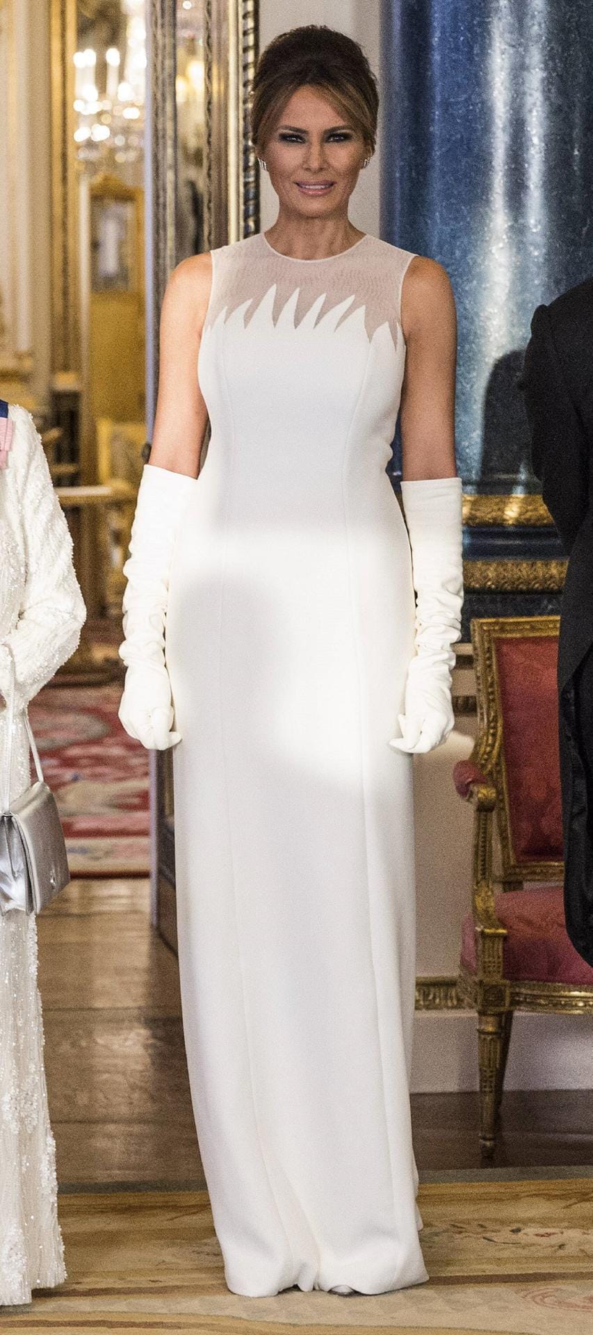 Melania Trump vor dem Staatsbankett: In einem Abendkleid von Dior präsentiert sich die First-Lady den Fotografen. Zu der hellen, schulterfreien Robe trägt sie im gleichen Farbton lange Handschuh.