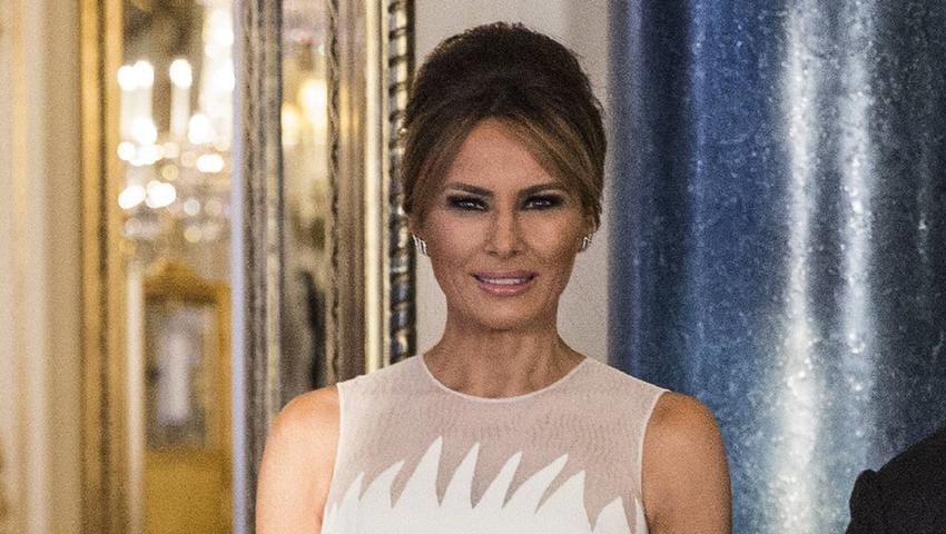 Melania Trump vor dem Staatsbankett: In einem Abendkleid von Dior präsentiert sich die First-Lady den Fotografen. Zu der hellen, schulterfreien Robe trägt sie im gleichen Farbton lange Handschuh.