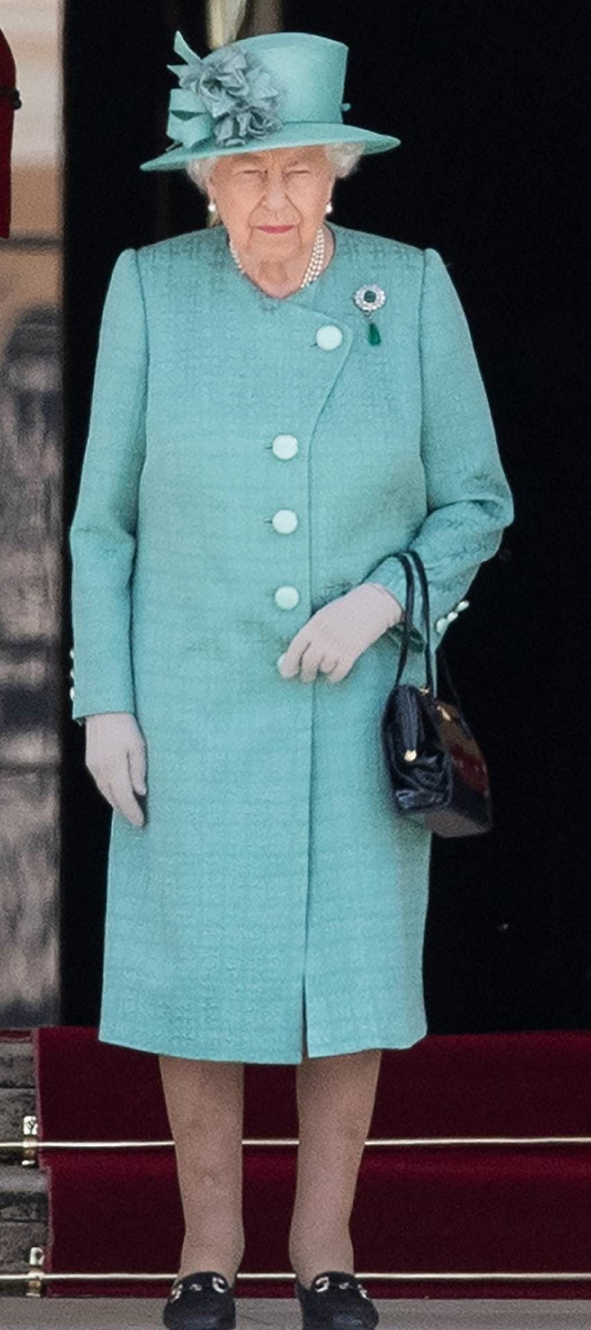 Und das hat übrigens die Queen getragen: Queen Elisabeth setzt beim Empfang vor dem Buckingham Palast auf ein mintgrünes Kostüm mit passendem Hut.