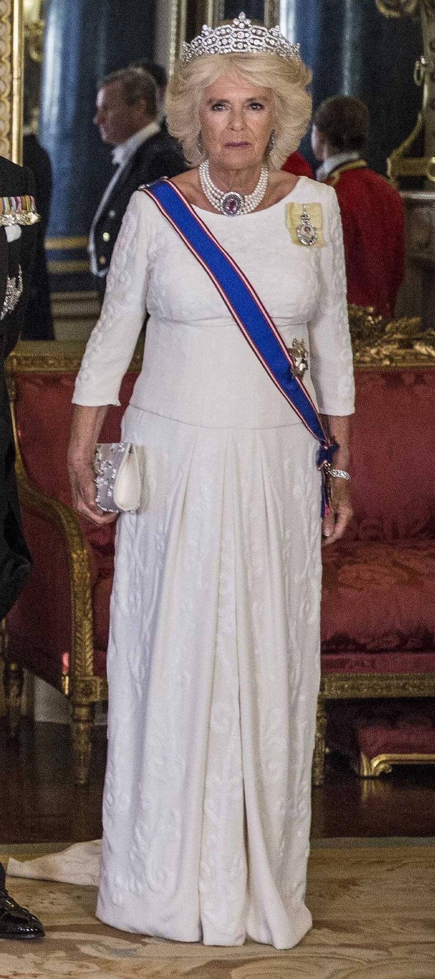 Herzogin Camilla: Die 71-Jährige glänzt beim Staatsbankett in einem weißen langen Kleid und trägt ein auffälliges Diadem.