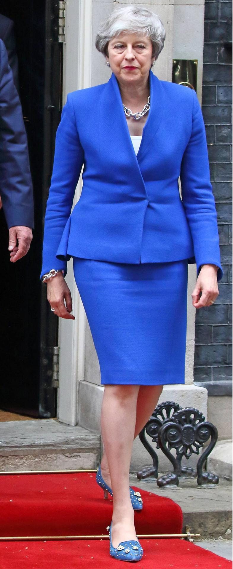 Theresa May: Die britische Premierministerin präsentiert sich in einem royal-blauem Zweiteiler kurz vor ihrem Treffen mit Donald und Melania Trump.
