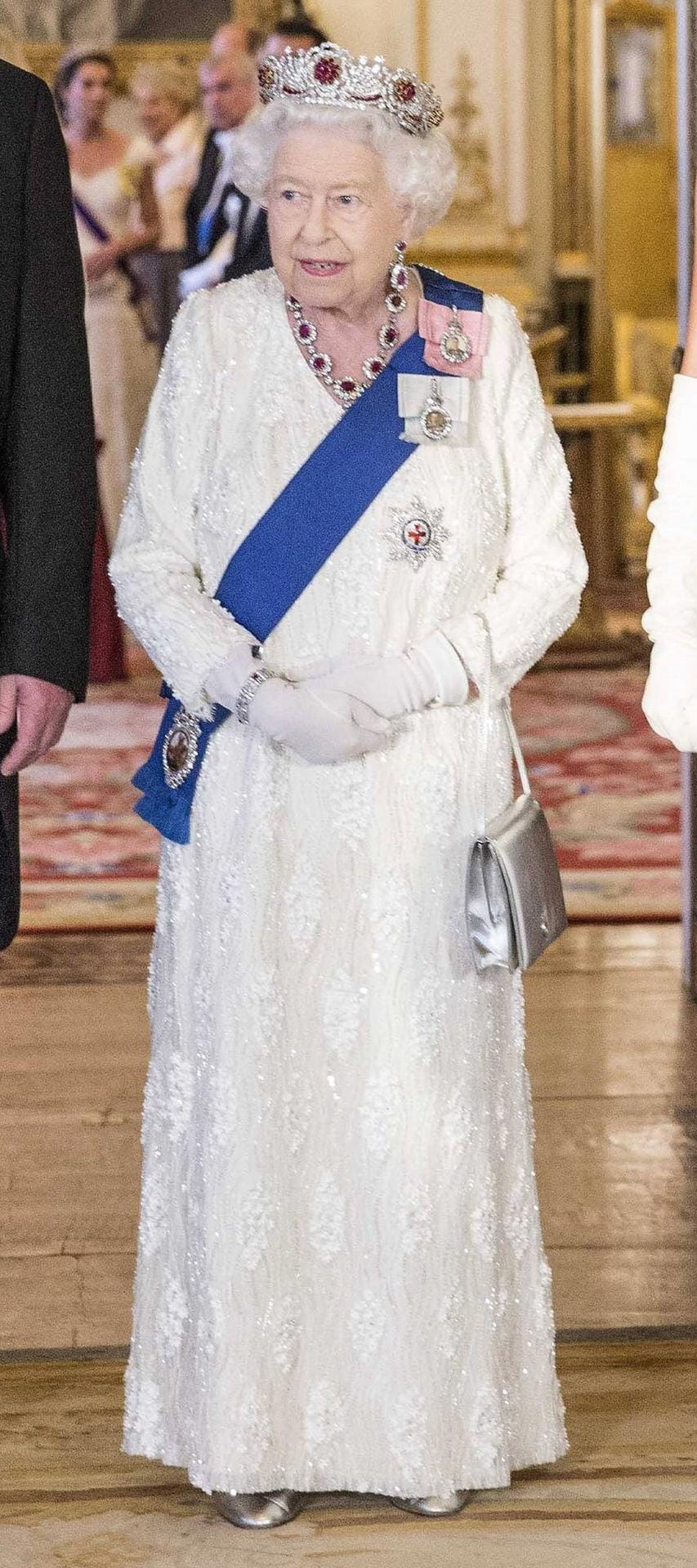 Queen Elisabeth im Partnerlook mit Camilla: Genauso wie ihre Schwiegertochter trägt die 93-Jährige vor dem Staatsbankett eine lange helle Robe und ein auffälliges Diadem in den gleichen Farben wie ihre Kette.