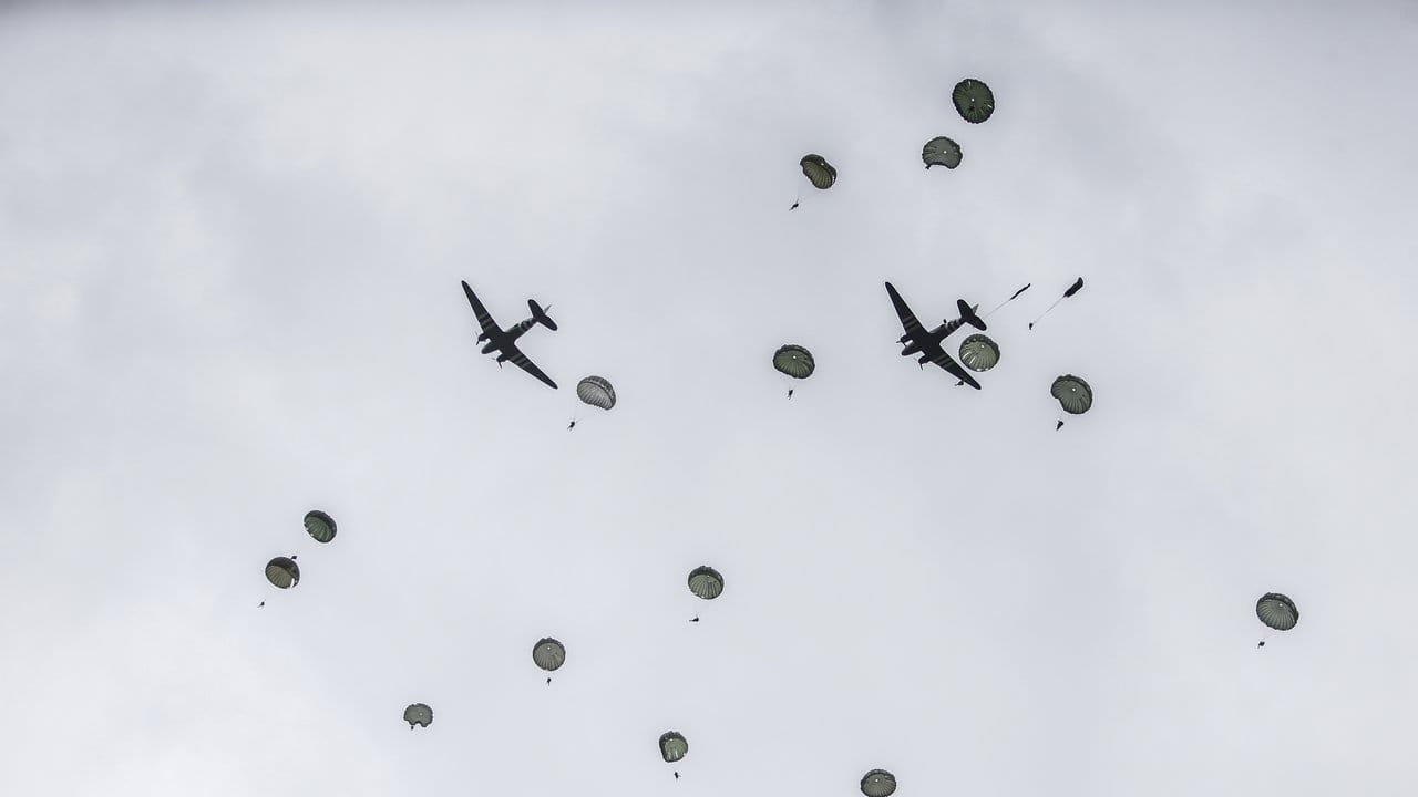Etwa 200 Fallschirmspringer wiederholten einen Sprung, der von US-Soldaten am 6.