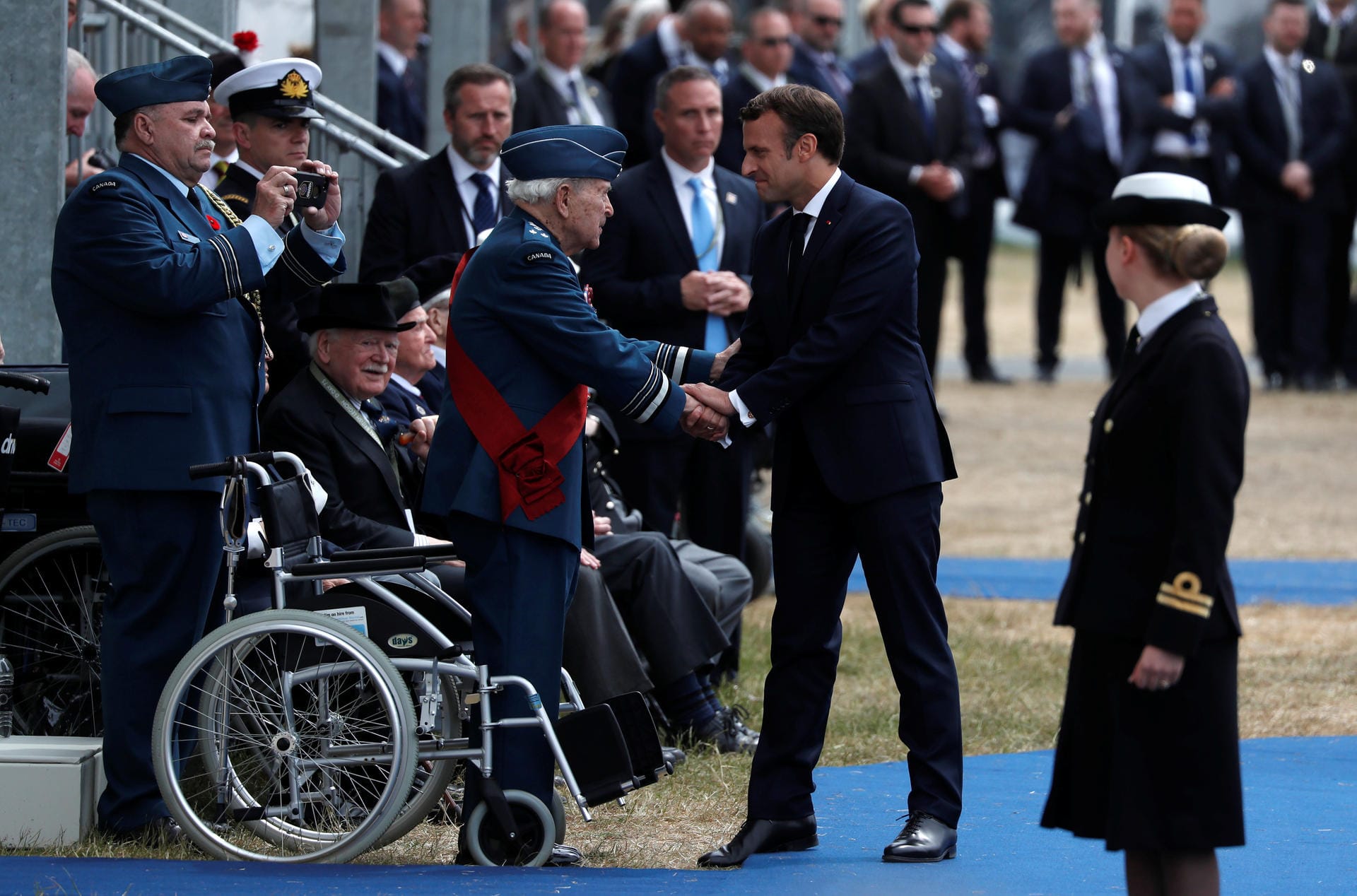 Macron begrüßt die Veteranen des D-Day.