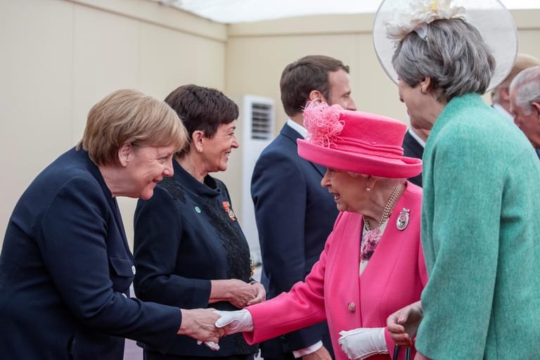 Ebenfalls in Portsmouth dabei: Bundeskanzlerin Angela Merkel, die hier im Beisein von Theresa May von Königin Elisabeth begrüßt wird. Merkel traf sich auch mit US-Präsident Trump zu einem Gespräch.