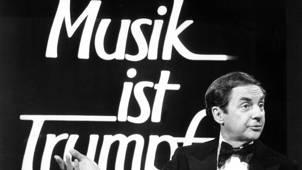 Mit "Musik ist Trumpf" holte Harald Juhnke Millionen vor den Fernsehschirm. Mit "Musik ist Trumpf" holte Harald Juhnke Millionen vor den Fernsehschirm.