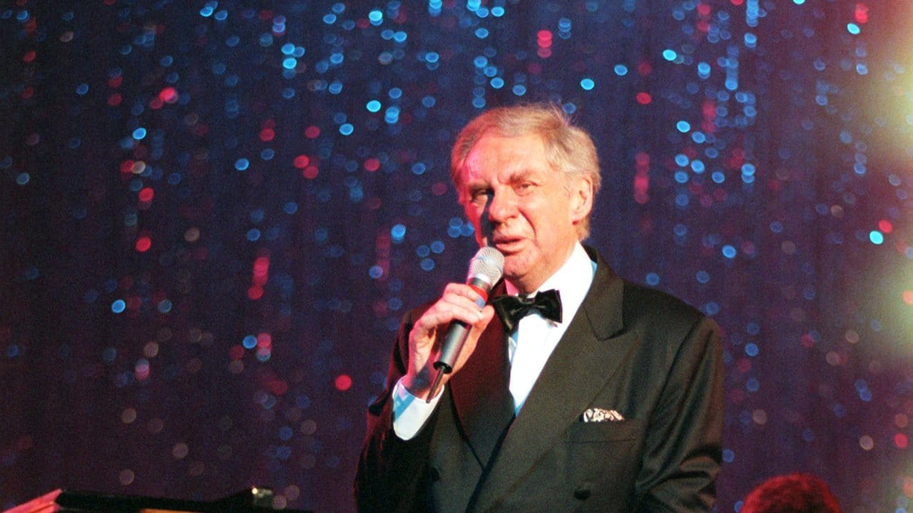 Harald Juhnke sah sich als deutsche Antwort auf Frank Sinatra. Harald Juhnke sah sich als deutsche Antwort auf Frank Sinatra.