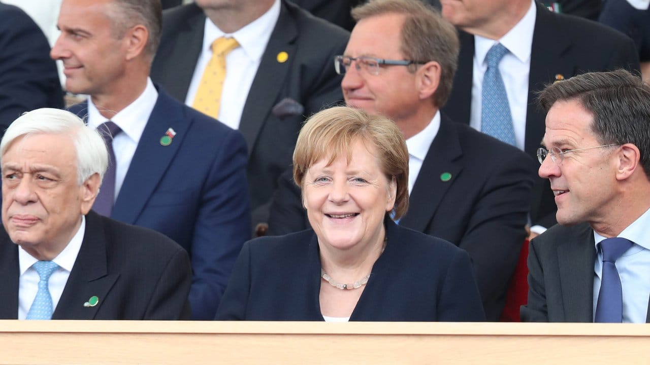 Bundeskanzlerin Angela Merkel zwischen dem griechischen Präsidenten Prokopis Pavlopoulos (l) und dem Minsterpräsidenten der Niederlande, Mark Rutte.