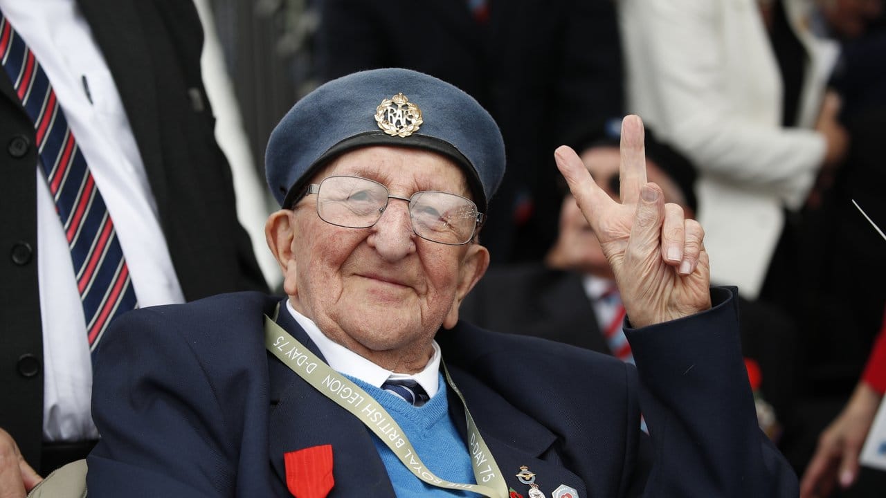 Ein Veteran zeigt das Victory-Zeichen.