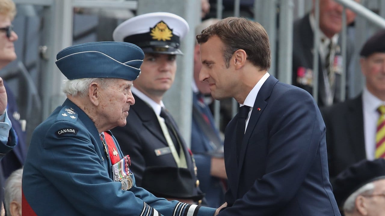 Frankreichs Präsident Emmanuel Macron im Gespräch mit einem Veteranen.