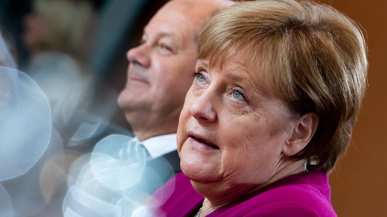 Von den jüngsten Wahlergebnissen gebeutelt: Bundeskanzlerin Angela Merkel Finanzminister und Olaf Scholz zu Beginn einer Kabinettssitzung.