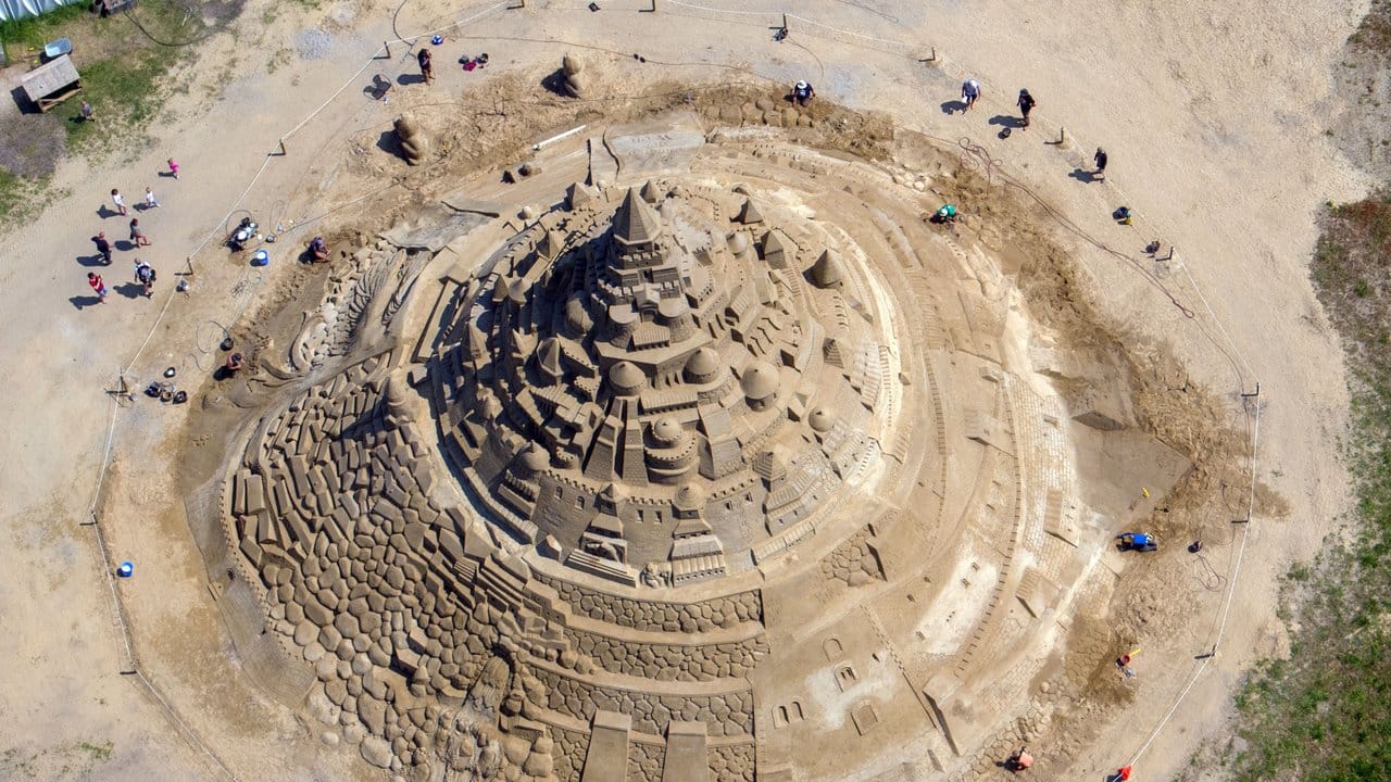 Spacig: Himmelwärts strebt die Sandburg von Binz. Spacig: Himmelwärts strebt die Sandburg von Binz.