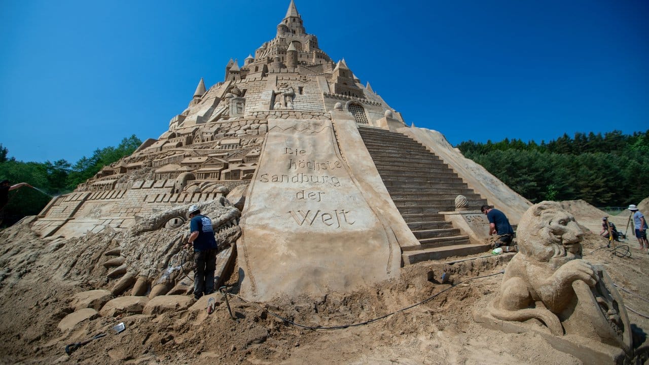In Sand gemeißelt: Die höchste Sandburg der Welt. In Sand gemeißelt: Die höchste Sandburg der Welt.