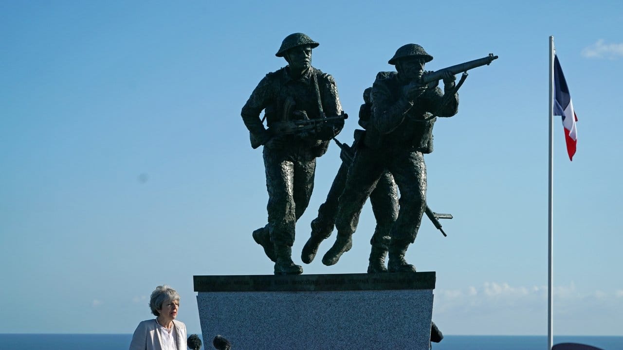 Die britische Premierministerin Theresa May spricht bei der Einweihung der Gedenkstätte British Normandy Memorial Site in Ver-Sur-Mer.