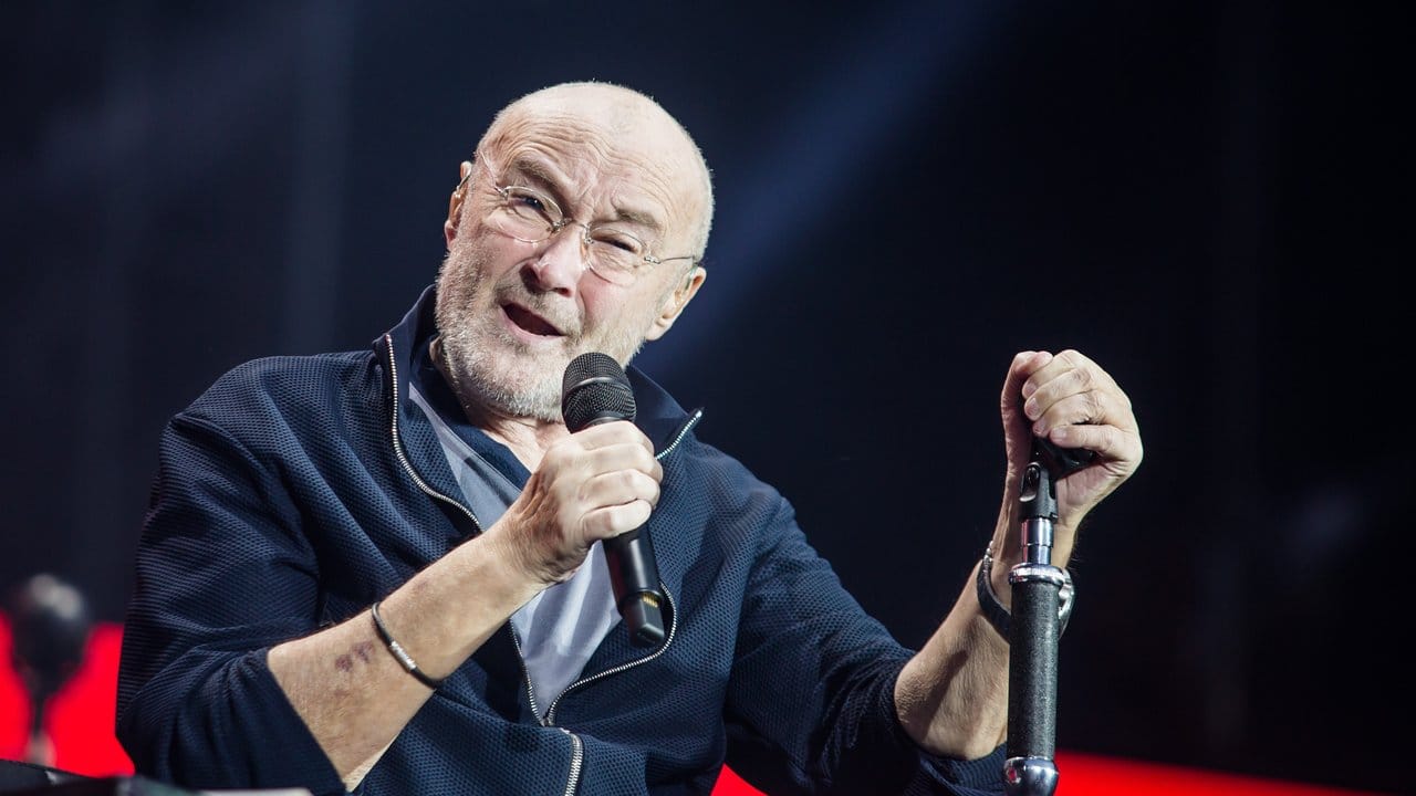 Phil Collins reißt seine Fans auch im Sitzen mit.