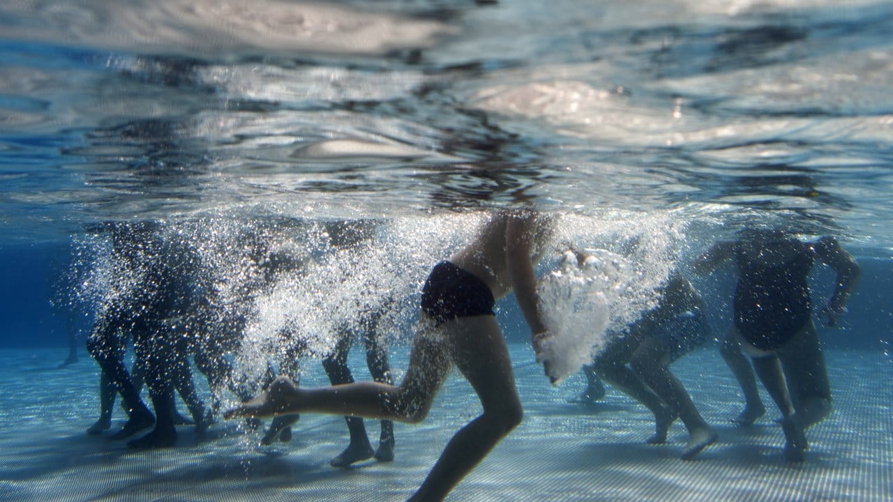 Die DLRG sieht die Schließung von Schwimmbädern als großes Problem, weil Gelegenheiten zum Schwimmenlernen verloren gehen.