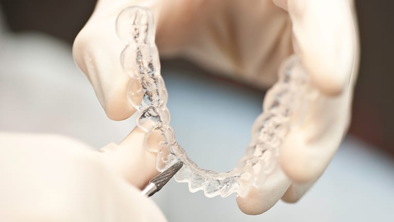 Eine Zahnschiene wird geschliffen: Jedes Modell wird indivuell für Patienten angefertigt.