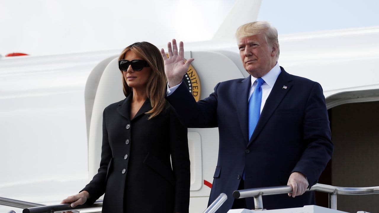 US-Präsident Donald Trump und seine Frau Melania treffen am Flughafen von Caen ein.
