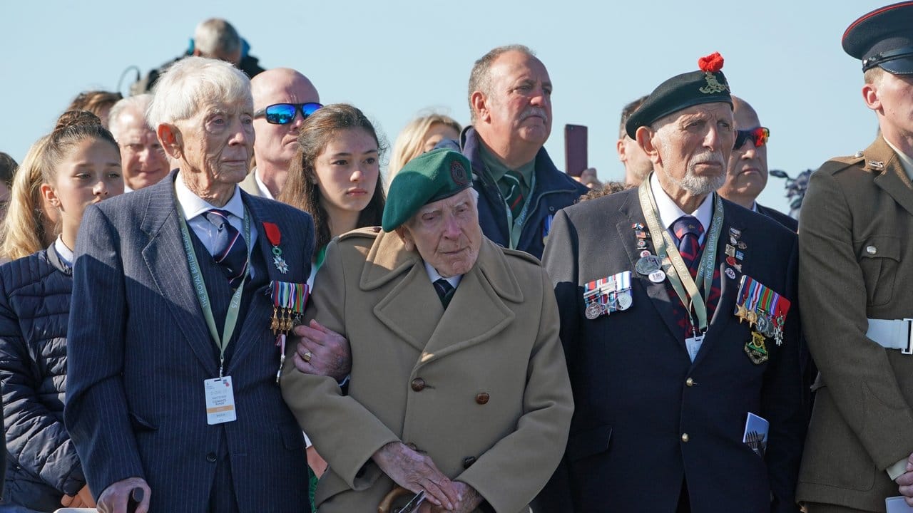 Veteranen nehmen an der Einweihung der Gedenkstätte British Normandy Memorial Site teil.