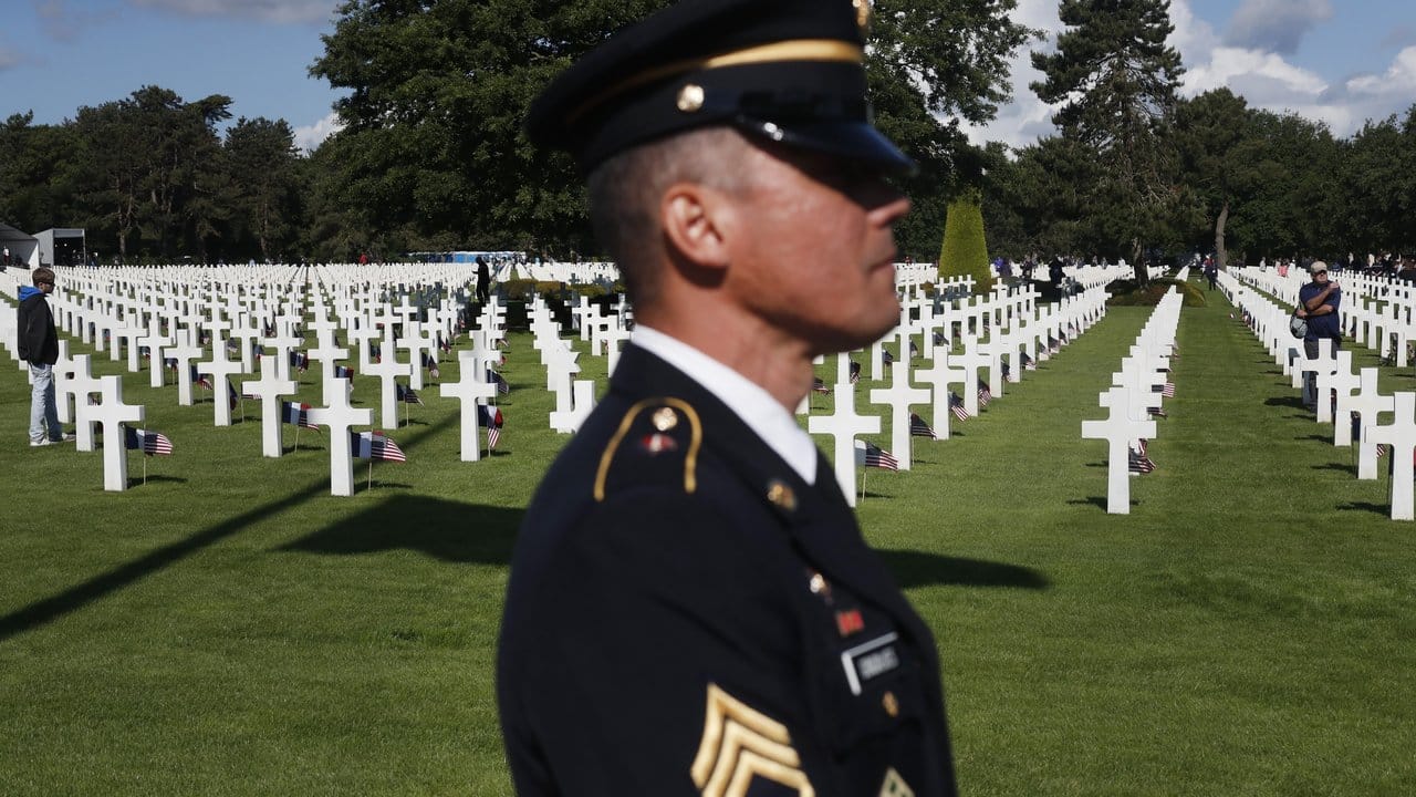 Ein amerikanischer Soldat steht auf dem US-Militärfiedhof Colleville-sur-Mer in der Normandie.