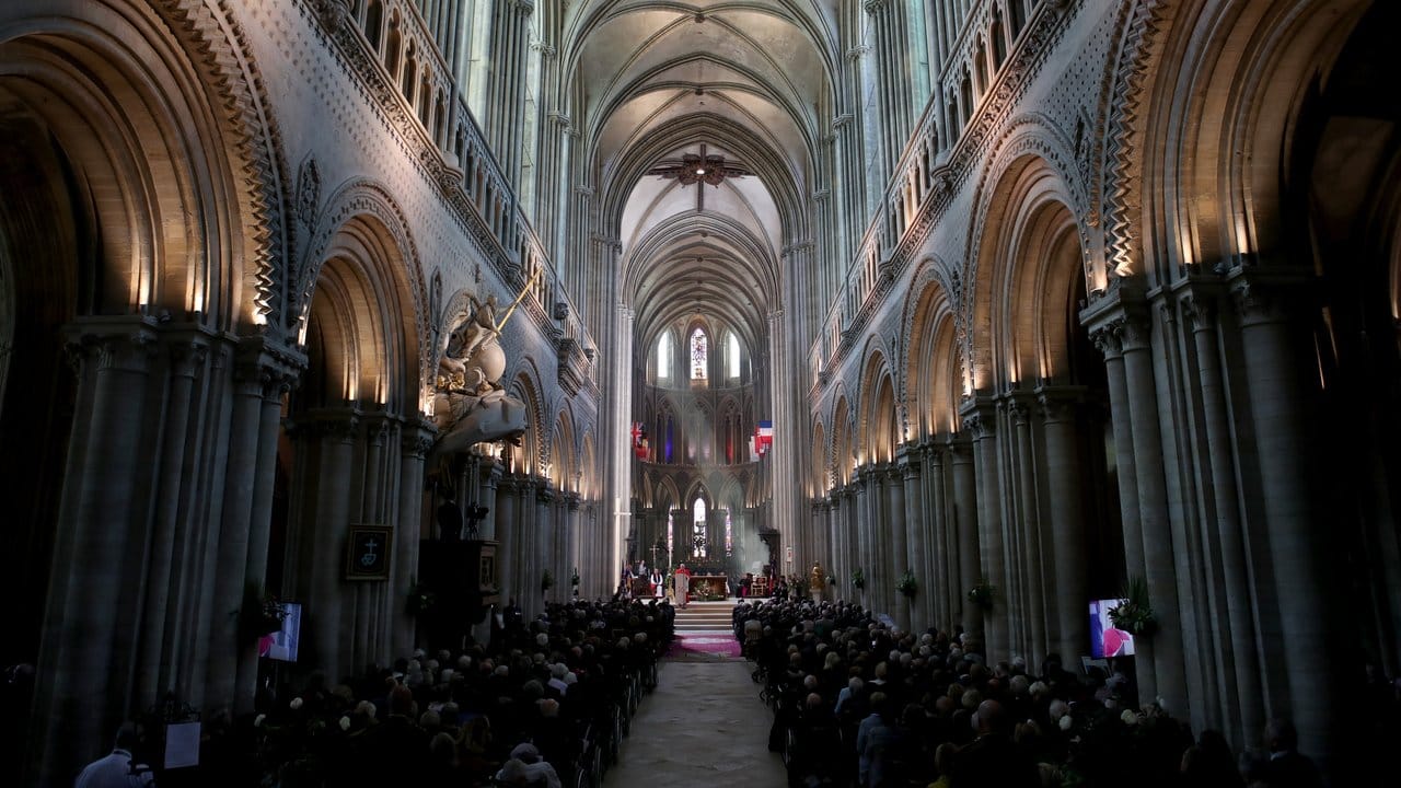 Blick in die Kathedrale von Bayeux während des Gedenkgottesdienstes zum 75.