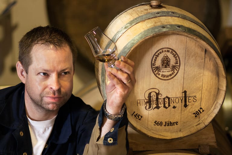 Braumeister Stefan Beck begutachtet einen Whisky: Die Brennerei stellt Single-Malt-Whisky mit Torfaromen her und produziert verschiedene Geiste.