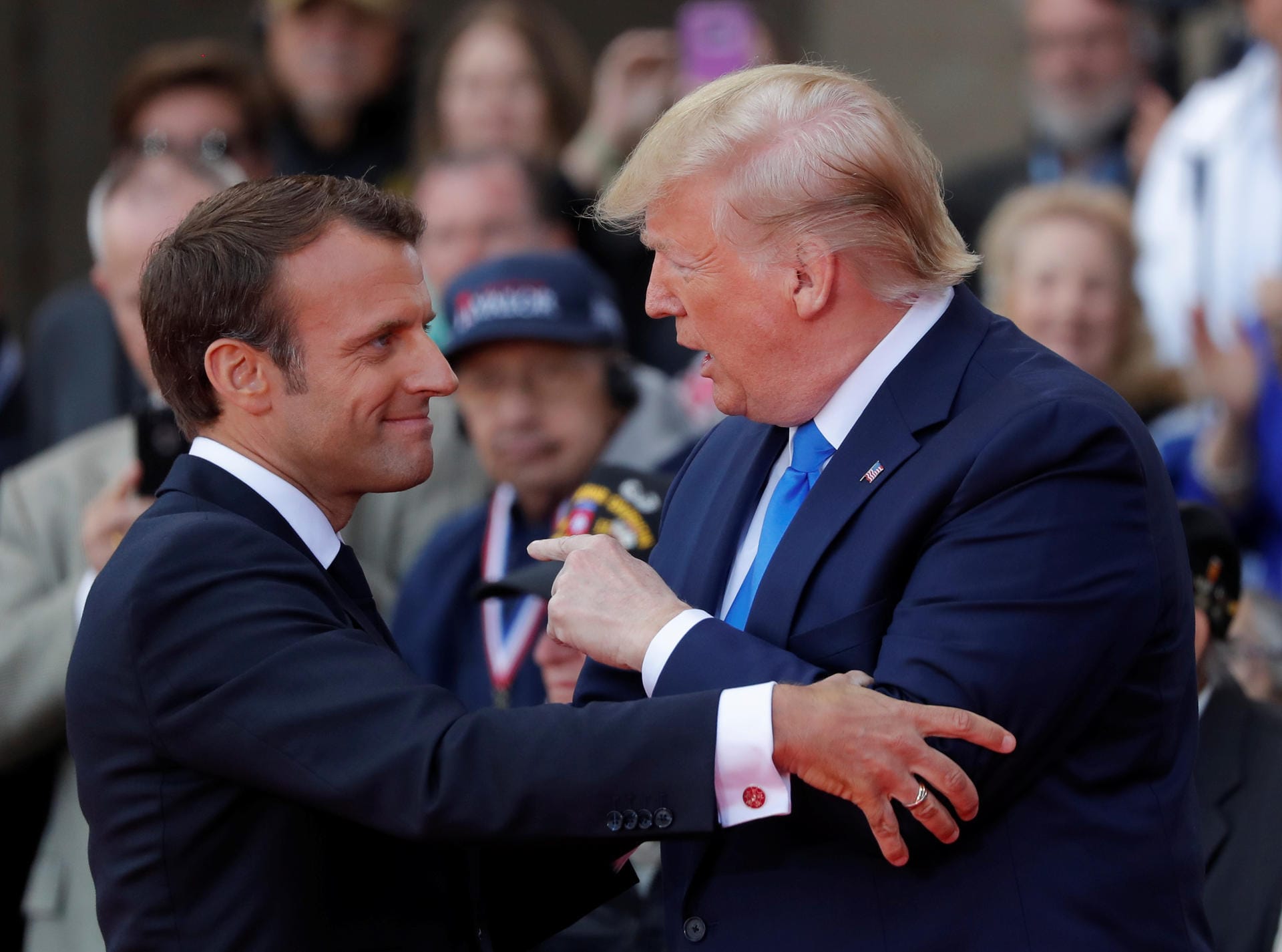 Frankreichs Präsident Macron während der Feierlichkeiten im Gespräch mit US-Präsident Donald Trump.