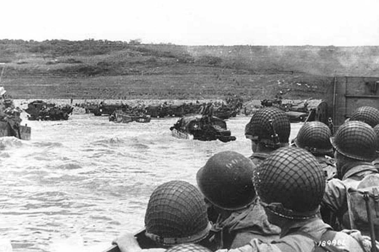 Frankreich am 6. Juni 1944: US-Soldaten auf einem Landungsboot auf dem Weg in die Normandie während der Invasion der Alliierten. Die Militäraktion der Alliierten brachte eine Wende im Zweiten Weltkrieg.
