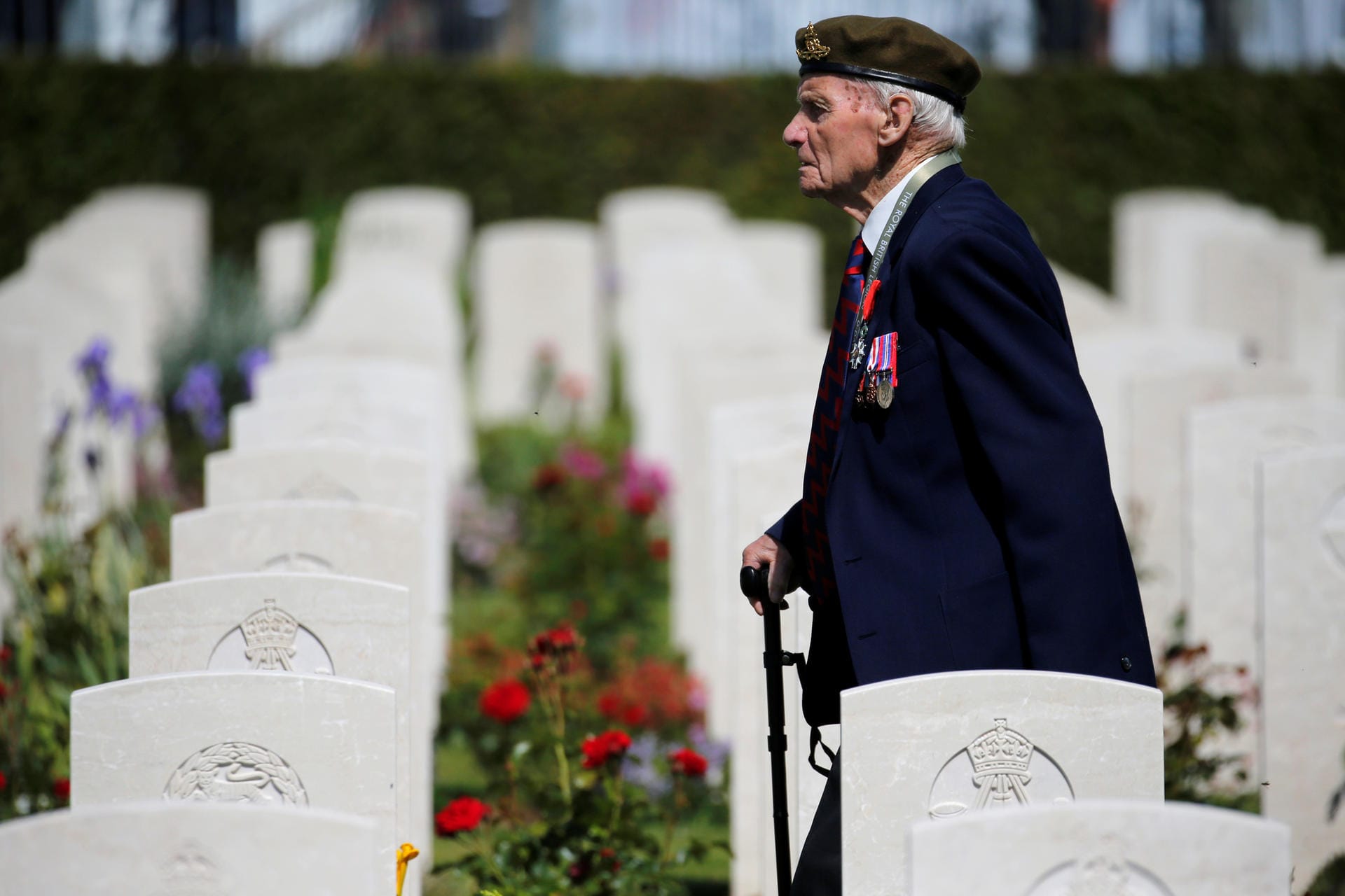 D-Day-Veteran John Prior schreitet vor der Zeremonie durch das Gräberfeld des Friedhofs in Bayeux in Frankreich.