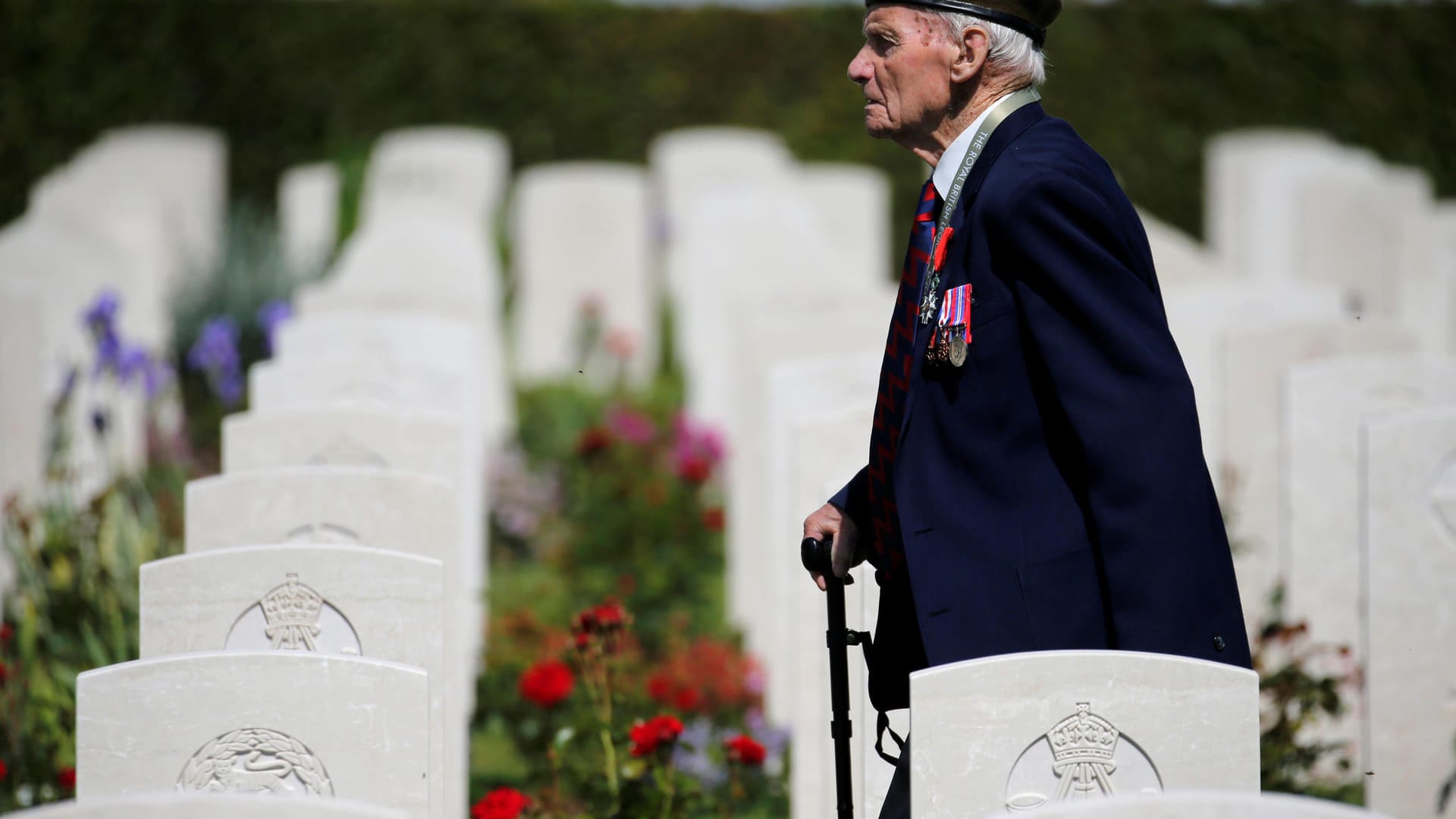 D-Day-Veteran John Prior schreitet vor der Zeremonie durch das Gräberfeld des Friedhofs in Bayeux in Frankreich.