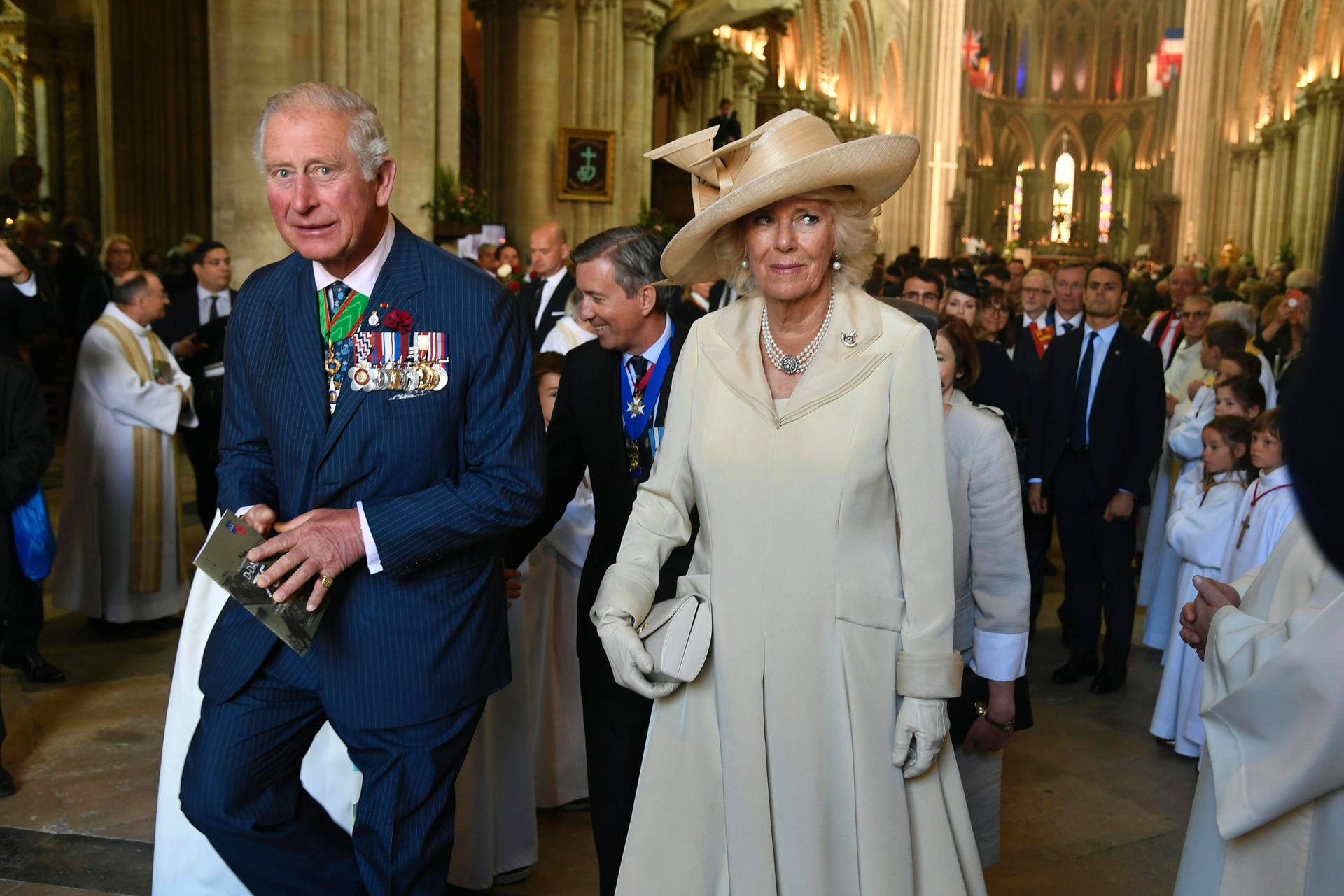 Prinz Charles und Camilla nahmen an einem Gottesdienst in der Katherdrale von Bayreux in der Normandie teil.