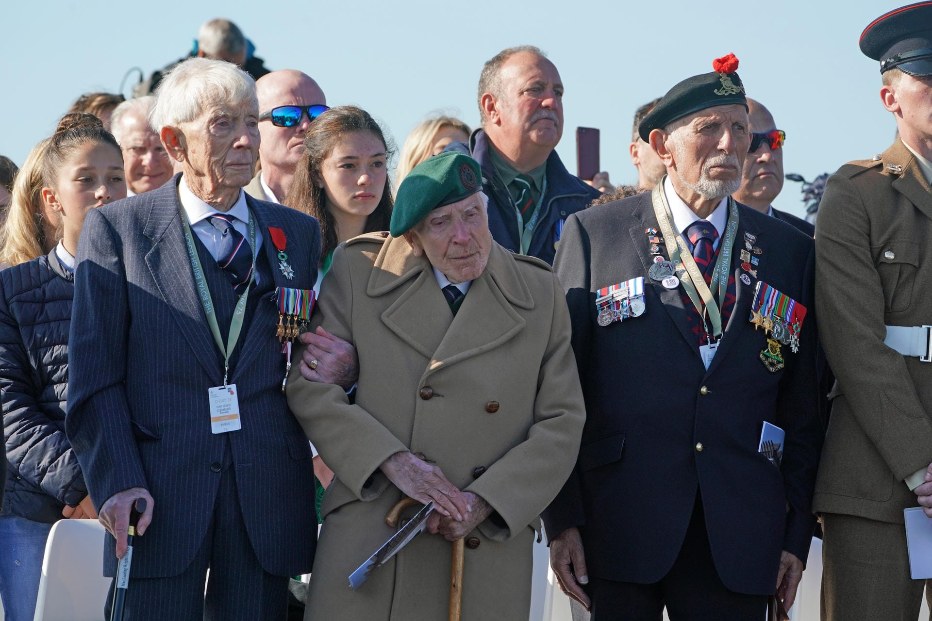 Frankreich, Ver-Sur-Mer: Veteranen nehmen an der Einweihung der Gedenkstätte British Normandy Memorial Site teil.