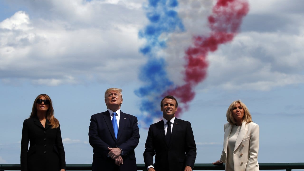 Trump und Macron wurden von ihren Ehefrauen begleitet und schauten sich einen Kunstflug der Patrouille de France an.