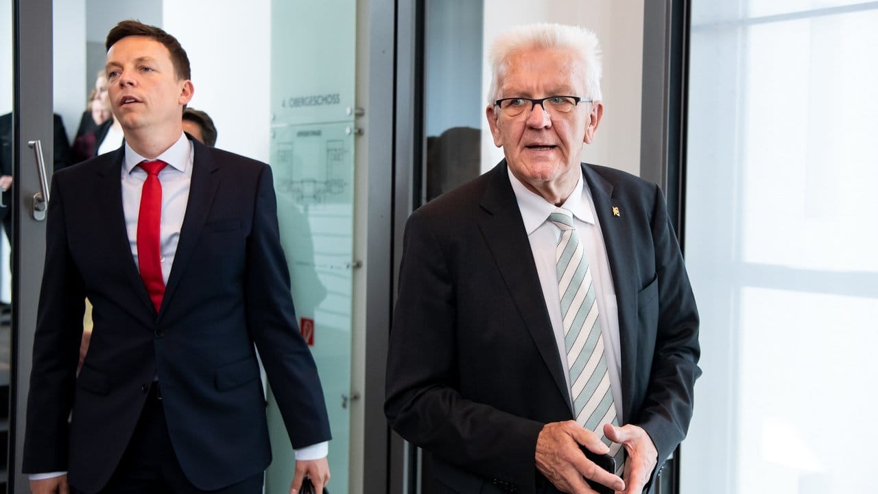 Tobias Hans (l) und Winfried Kretschmann treffen im Bundesrat ein.