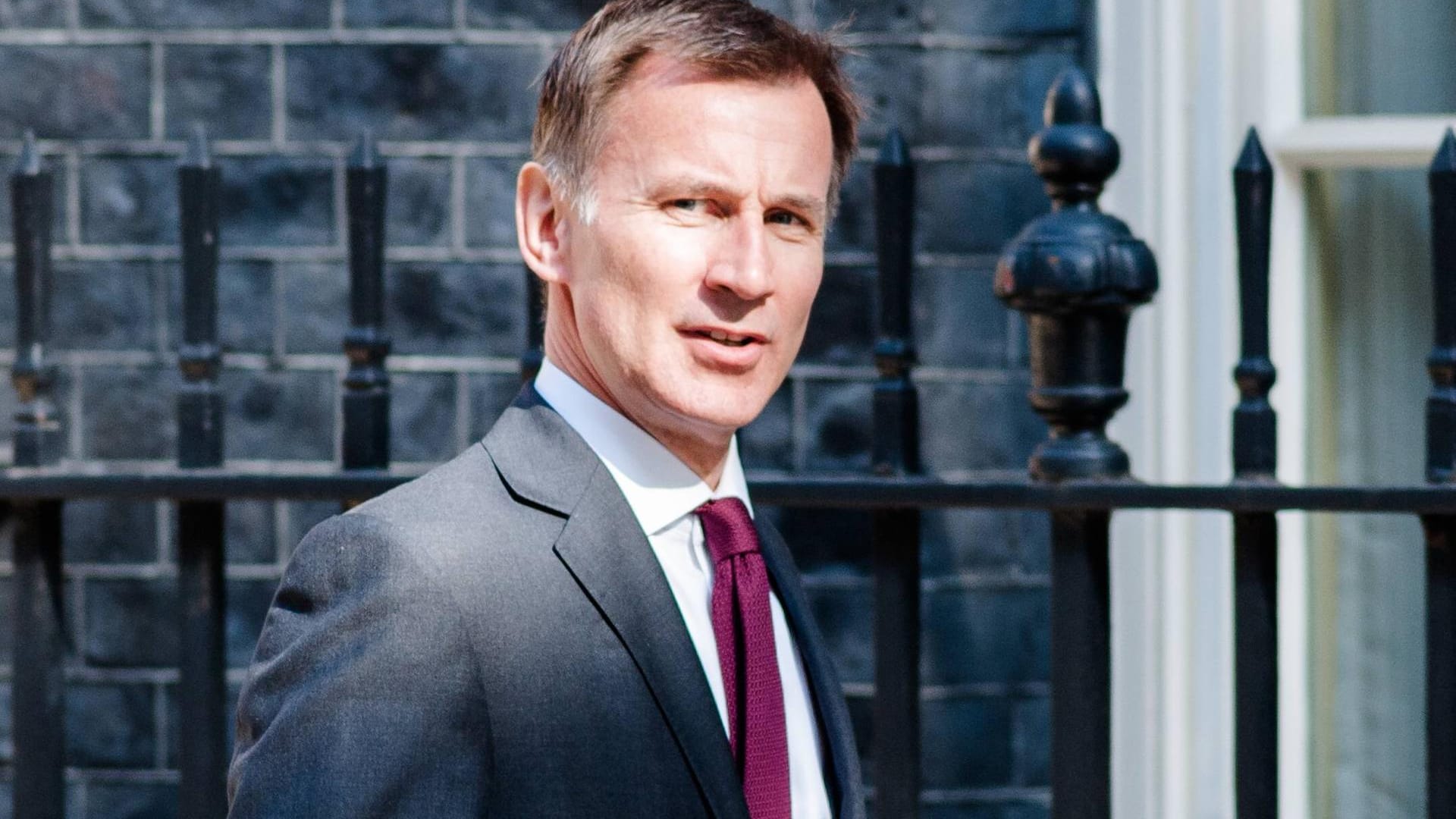 Außenminister Jeremy Hunt hat eine Wandlung vom EU-Befürworter zum Brexit-Anhänger durchgemacht. Viele glauben, dass er sich damit schon in Position bringen wollte für die May-Nachfolge. Als Außenminister gelang es ihm, die europäischen Verbündeten mit ähnlich provokativen Stellungnahmen gegen sich aufzubringen wie sein Vorgänger Boris Johnson. Bei einer Parteitagsrede verglich er die EU mit der Sowjetunion.