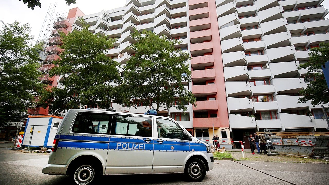 Ein Polizeifahrzeug steht vor dem Wohnhaus in Köln, in dem die hochgiftige Bombe gebaut wurde.