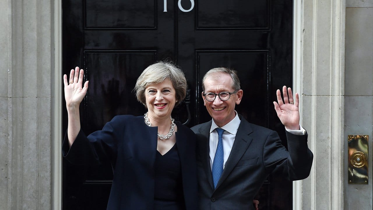 Theresa May und ihr Ehemann Philip in der Downing Street.