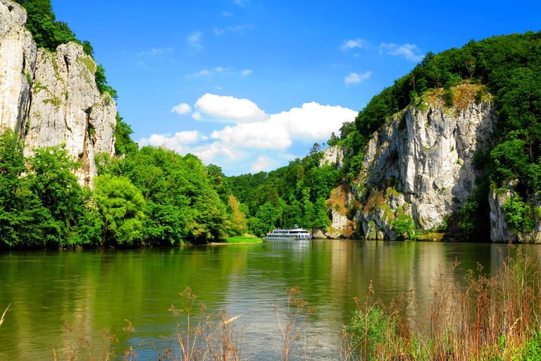 Donaudurchbruch bei Weltenburg: Neben zahlreichen Wanderwegen gibt es auch die Möglichkeit, das Gebiet vom Schiff aus zu erkundigen.