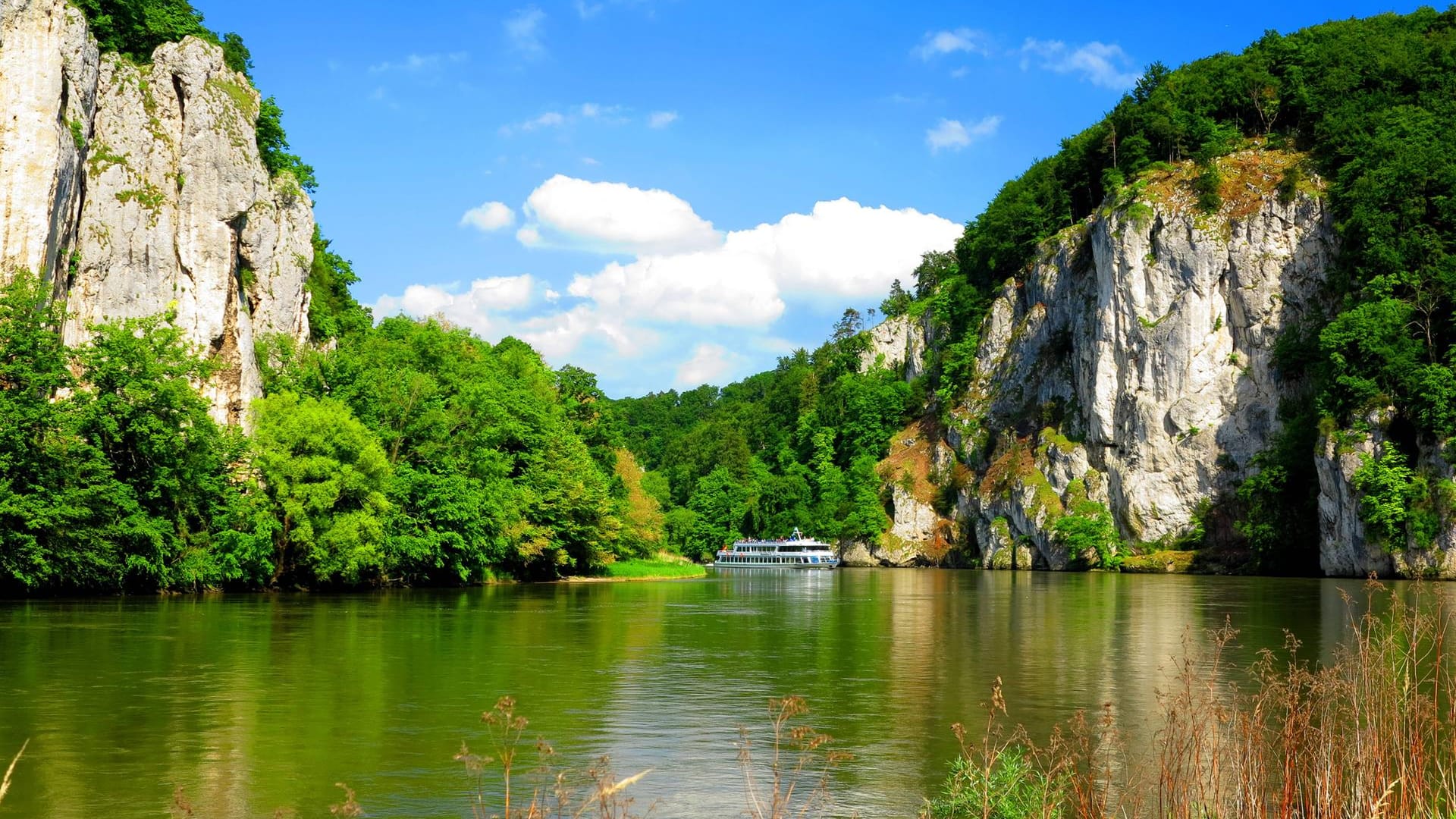 Donaudurchbruch bei Weltenburg: Neben zahlreichen Wanderwegen gibt es auch die Möglichkeit, das Gebiet vom Schiff aus zu erkundigen.