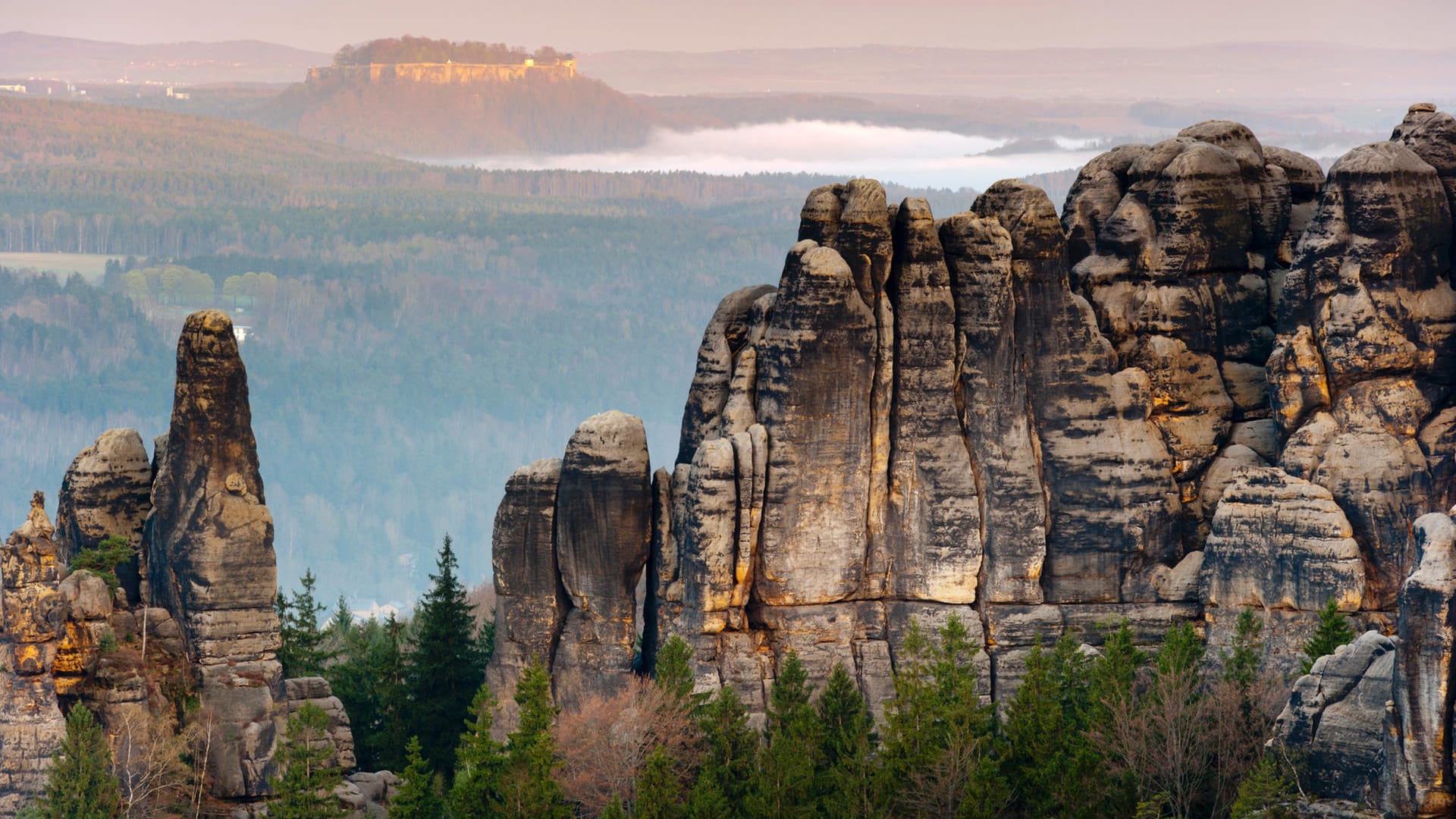 Elbsandsteingebirge: Der ständige Wechsel von Ebenen, Schluchten und Tafelbergen ist einmalig unter den europäischen Mittelgebirgen.