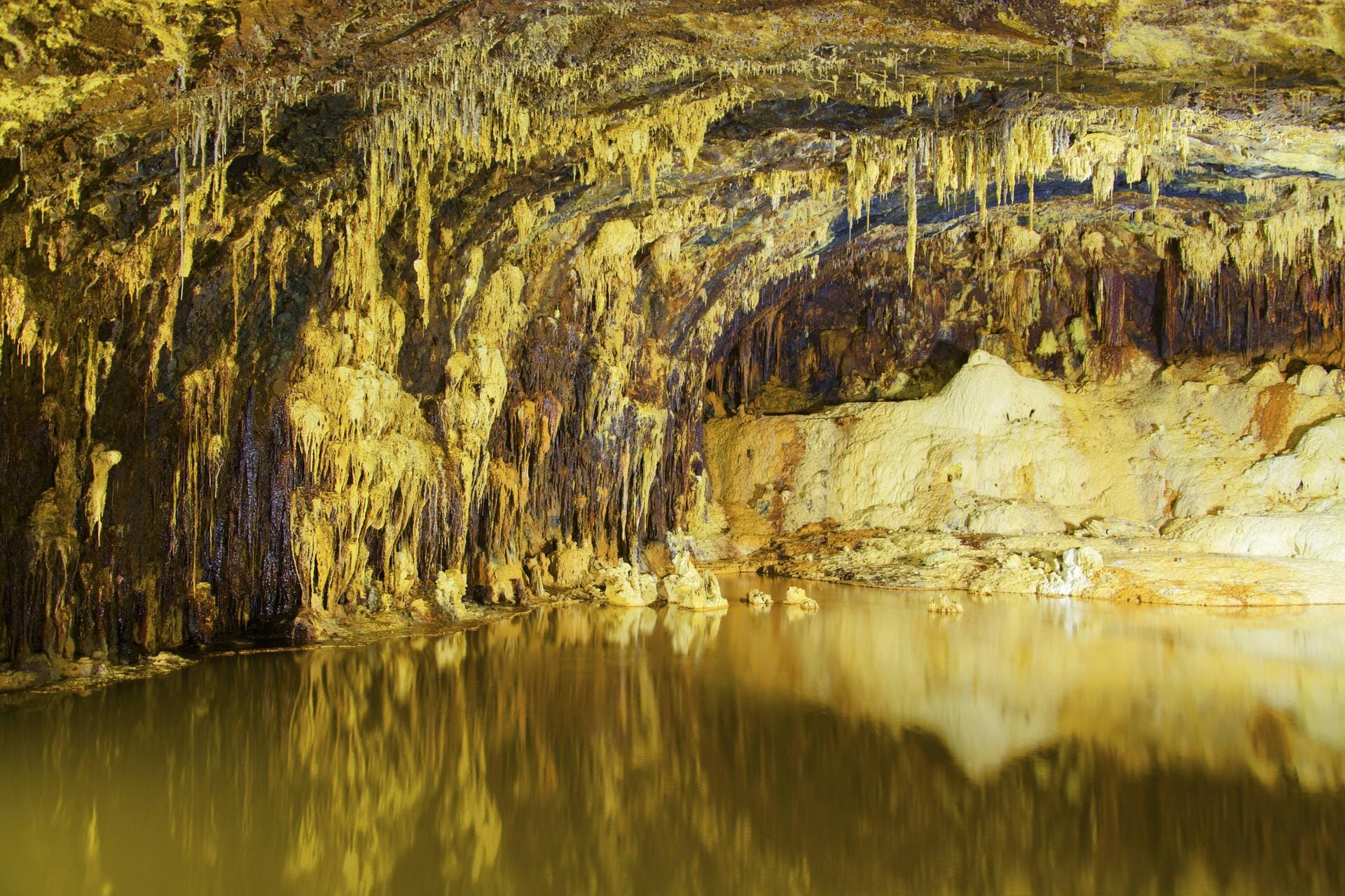 Saalfelder Feengrotten: Die bunten Tropfsteine stehen als "farbenreichste Schaugrotte der Welt" im Guinness-Buch der Rekorde.