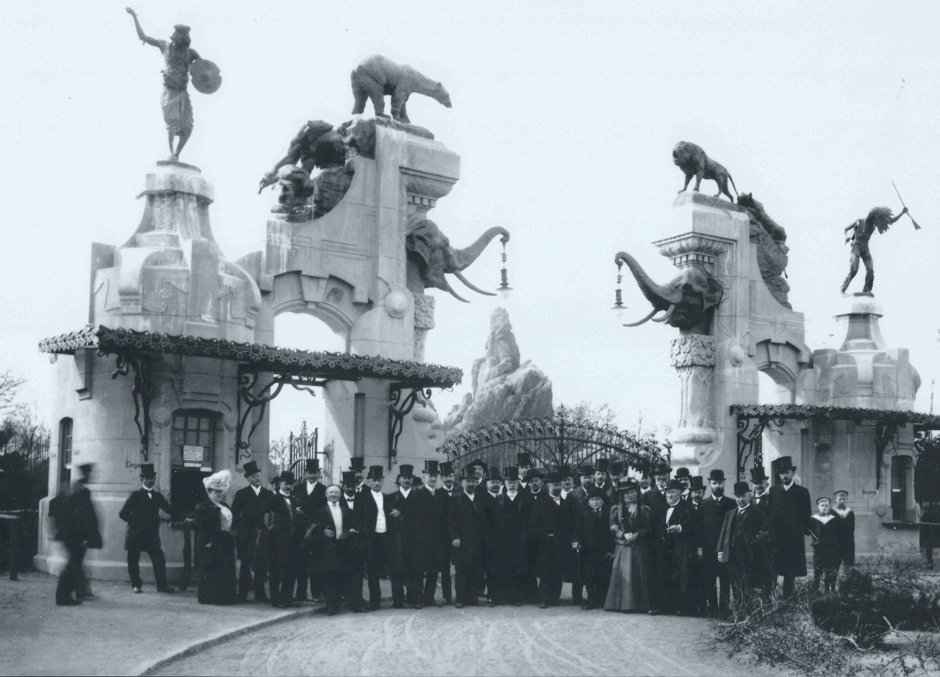 Der Haupteingang zum Tierpark Hagenbeck im Jahr 1907