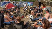 Rockfans aus dem Saarland feiern auf dem Campinggelände des Open-Air-Festivals.
