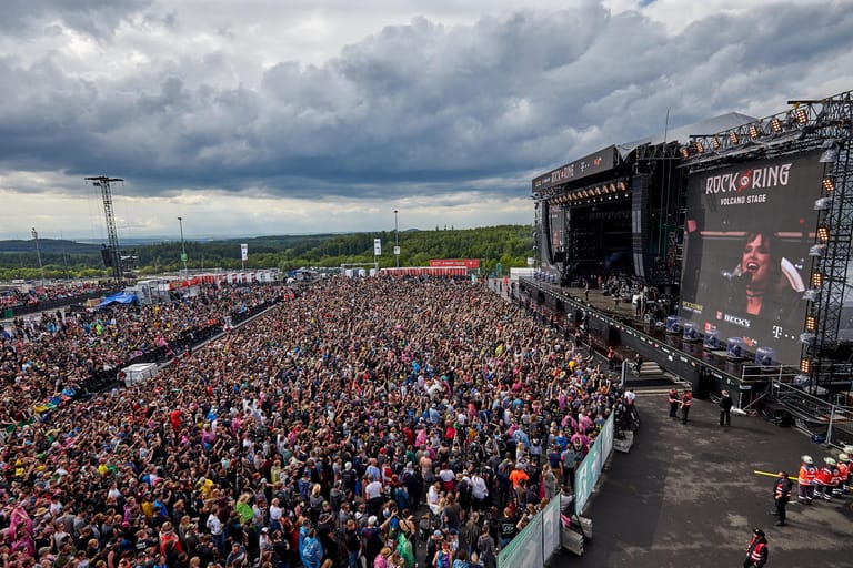 Rockfans drängen sich beim Open-Air-Festival "Rock am Ring" während des Auftritts der Band "Halestorm" vor der Hauptbühne.