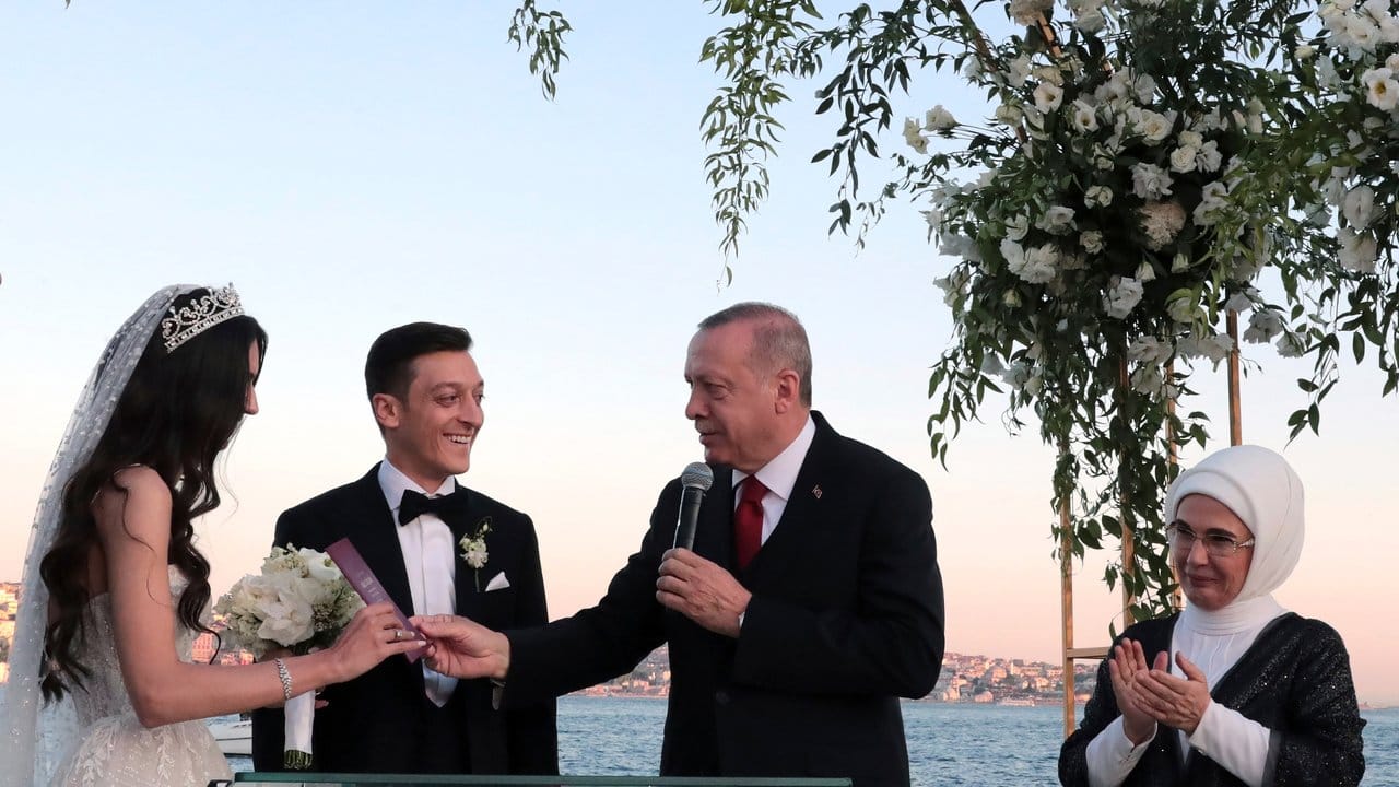 Der türkische Präsident Recep Tayyip Erdogan (r. Der türkische Präsident Recep Tayyip Erdogan (r.