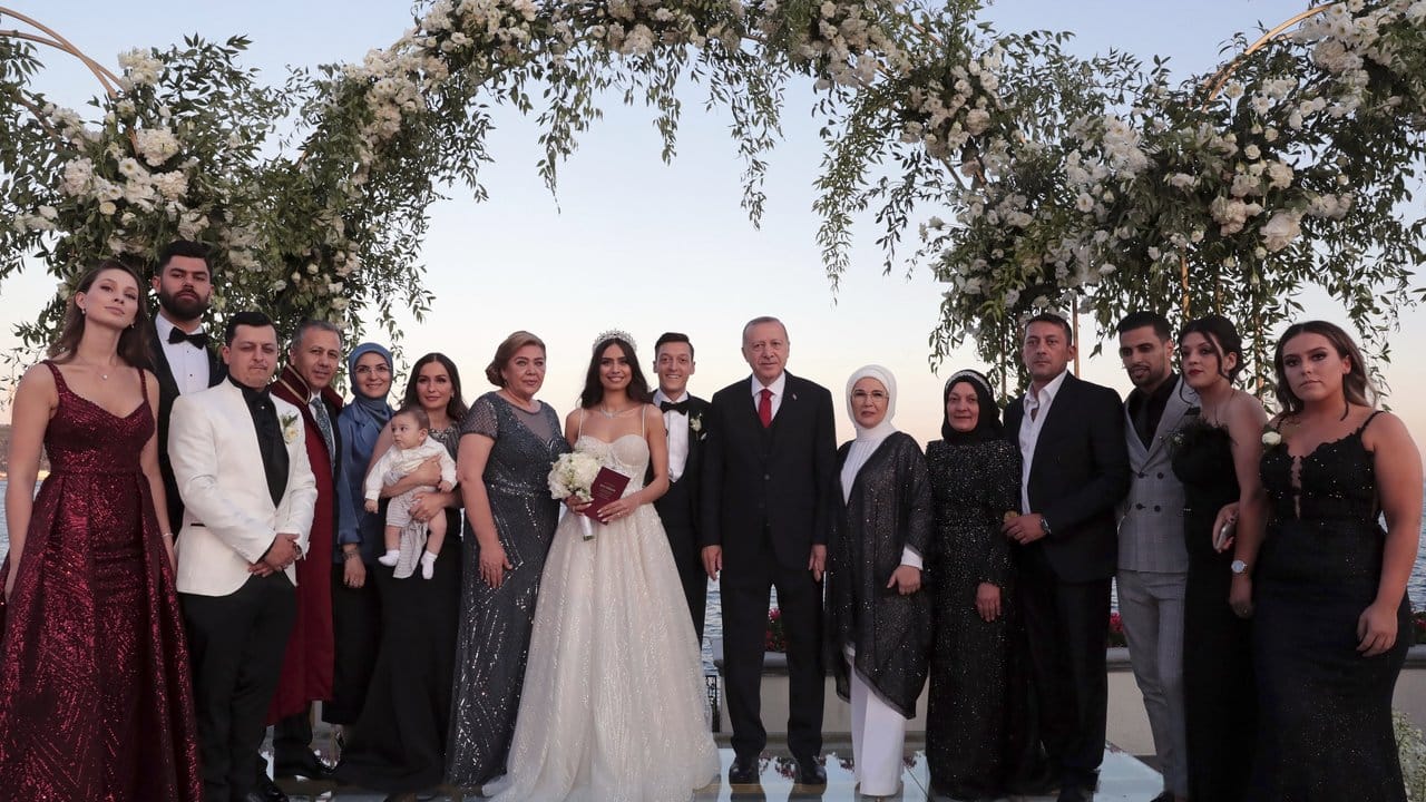 Braut, Bräutigam, Familie und Recep Tayyip Erdogan. Braut, Bräutigam, Familie und Recep Tayyip Erdogan.
