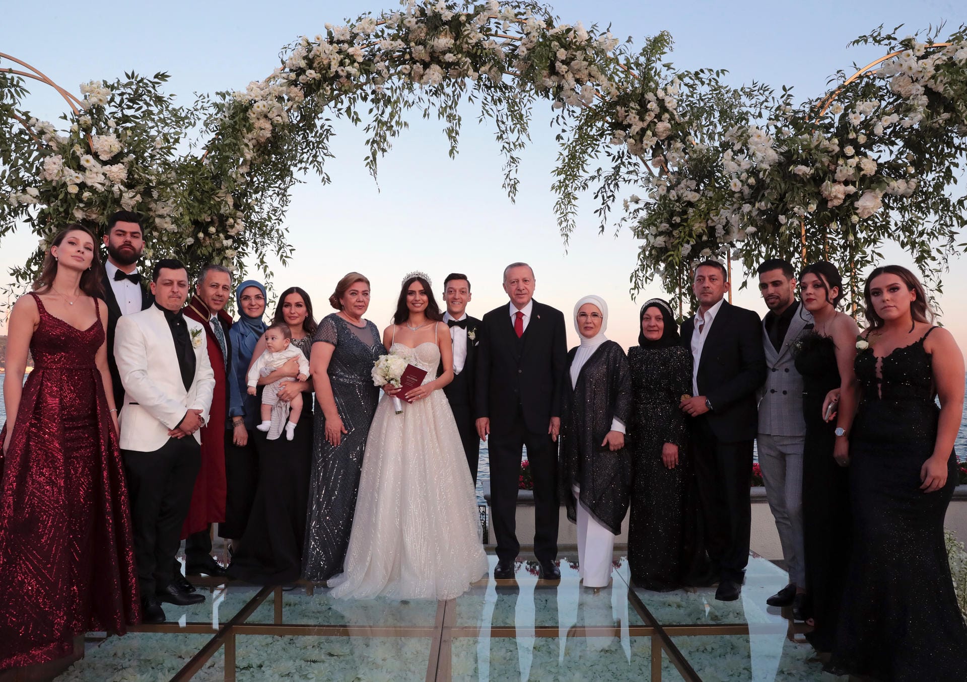 Recep Tayyip Erdogan (7.v.r), Präsident der Türkei, steht mit seiner Ehefrau Emine Erdogan (6.v.r) auf der Hochzeit von Fußballer Mesut Özil (8.v.r) und seiner Ehefrau, der Schauspielerin Amine Gülse (10.v.r), zusammen mit deren Familien für ein Hochzeitsfoto bereit.